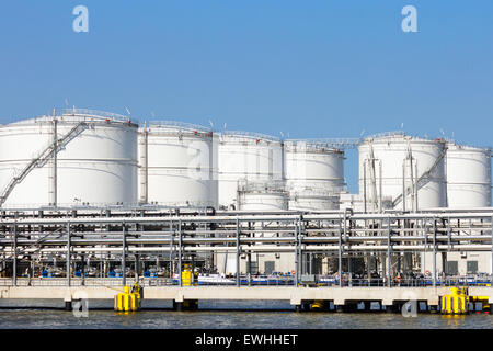 Öl-Lagersilos Stockfoto