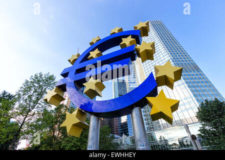 Euro-Zeichen außerhalb der Europäischen Zentralbank in Frankfurt am Main Deutschland. Stockfoto