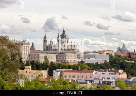 Die Almudena-Kathedrale in Madrid, Spanien. Stockfoto