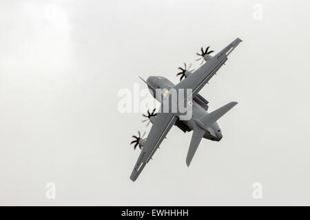 Neue Airbus A400M Militärtransporter in einen steilen Start. Die erste A400M wurde an die Franzosen ausgeliefert. Stockfoto