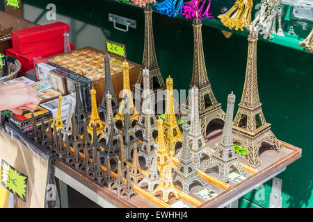 Eiffel Turm Mitbringsel sind an einem touristischen Stand in Paris, Frankreich verkauft. Stockfoto