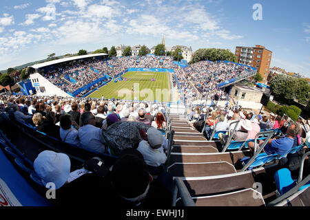 Eastbourne, Vereinigtes Königreich. 26. Juni 2015. Aegon International Eastbourne Zuschauer genießen Sonnentag im Tag 6 in Devonshire Park. Bildnachweis: Aktion Plus Sport/Alamy Live-Nachrichten Stockfoto