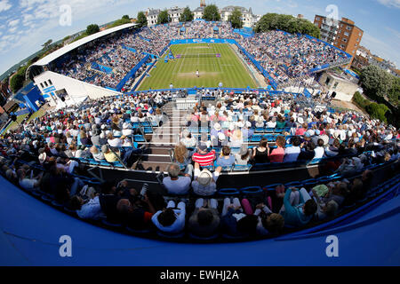 Eastbourne, Vereinigtes Königreich. 26. Juni 2015. Aegon International Eastbourne Zuschauer genießen Sonnentag im Tag 6 in Devonshire Park. Bildnachweis: Aktion Plus Sport/Alamy Live-Nachrichten Stockfoto