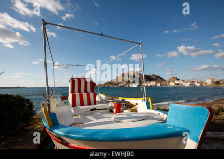 Ein Fischer traditionell farbige Holzboot in Tourkikos Strand, Nea Maditos Vorort, Myrina, Lemnos Limnos Insel, Griechenland Stockfoto