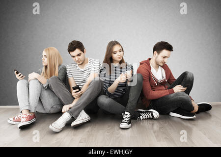 Gruppe von Jugendlichen mit smartphones Stockfoto