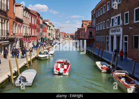 Boote und Touristen entlang der Fondamenta Dei Vetrai Murano venezianischen Lagune Veneto Italien Europa Stockfoto