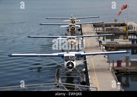 Eine Warteschlange von Wasserflugzeug Flugzeuge warten auf Passagiere im Hafen von Vancouver Stockfoto