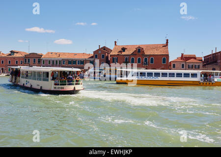 Zwei Fähren an der Vaporetto-Haltestelle Navagero auf Murano Insel venezianischen Lagune Veneto Italien Europa Stockfoto