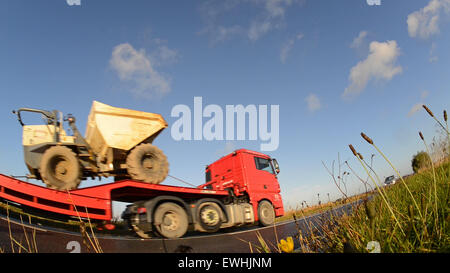 Würmer Augen-Blick auf artikulierte Tieflader Lkw unterwegs auf Landstraße in der Nähe von Leeds Yorkshire uk Stockfoto