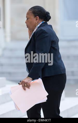 Paris, Frankreich. 26. Juni 2015. Französische Justizministerin Christiane Taubira kommt es zu einem Notfall Sicherheit treffen im Elysée-Palast in Paris, Frankreich, 26. Juni 2015. Bereits am Freitag stürmten zwei Männer ein Gasunternehmen in Isere, Frankreich Südost und explodierten Gasbehälter. Ein mindestens zwei Menschen wurden verletzt. Ein Mann-Bündel gefunden auf dem Gelände, mit einer Flagge des islamischen Staates (IS) beiseite enthauptet. Bildnachweis: Theo Duval/Xinhua/Alamy Live-Nachrichten Stockfoto