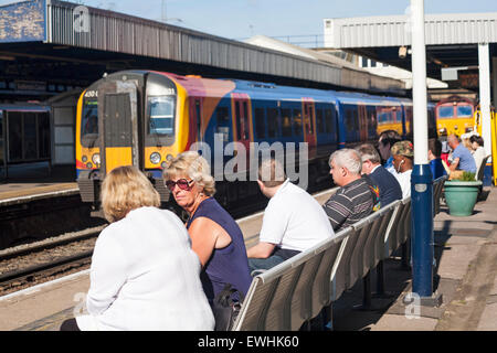 Die Passagiere warteten auf den Zug mit dem South West Zug nach Portsmouth, der im Juni an der Southampton Central Station, Southampton, Hampshire UK, hielt Stockfoto