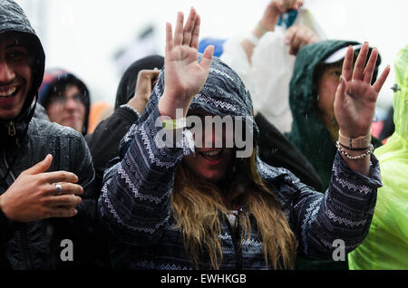 Glastonbury, Somerset, UK. 26. Juni 2015. Szenen aus Glastonbury Festival 2015 während der ersten Regenguss Regen. England, UK-Credit: Francesca Moore/Brighton Quelle/Alamy Live-Nachrichten Stockfoto