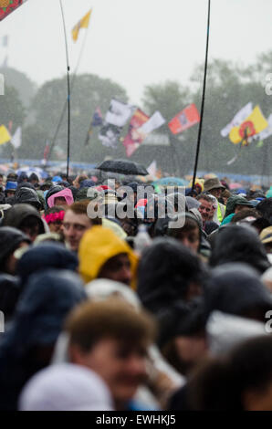 Glastonbury, Somerset, UK. 26. Juni 2015. Szenen aus Glastonbury Festival 2015 während der ersten Regenguss Regen. England, UK-Credit: Francesca Moore/Brighton Quelle/Alamy Live-Nachrichten Stockfoto