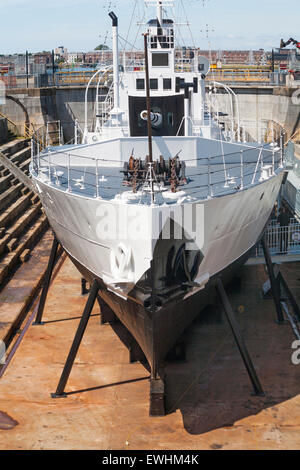 HMS Monitor M33 Schiff im Trockendock in Portsmouth Historic Dockyard im Juni Stockfoto