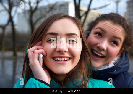 Mädchen mit einem Handy Spaß außerhalb. Stockfoto