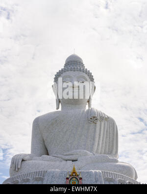 Phra Maha Mongkons Phuttha Utthayan ist große weiße Buddha-Statue am Berg, berühmten Sehenswürdigkeiten und Ort der Anbetung in Phuket Pr Stockfoto