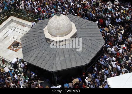 Jerusalem, Palästina. 26. Juni 2015. Palästinensische muslimische Gläubige beten außerhalb der Felsendom auf dem Gelände der Al-Aqsa Moschee in Jerusalem während der zweiten Freitagsgebet des Heiligen Monats Ramadan, auf Kredit-26. Juni 2015: Saeb Awad/APA Bilder/ZUMA Draht/Alamy Live News Stockfoto