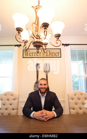 13. Juni 2015: Indianapolis Colts Outside Linebacker Bjoern Werner in seinem Haus in der Nähe von Indianapolis, Indiana. Foto: Chris Bergin/dpa Stockfoto