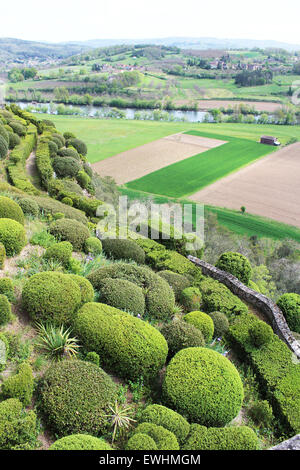 Blick auf der Seite der Klippen, mit beschnittenen Formschnitt Buchsbaum-Hecken, in den Gärten des Chateau du Marquessac, Dordogne Stockfoto