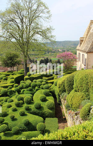 Blick auf das Chateau du Marqueyssac in der Dordogne-Valled mit erstaunlich ungewöhnliche topiary Garten Buchsbaum Stockfoto