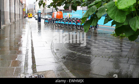 Londons öffentliche Fahrrad Regelung, bei der Barclays Bank im Jahr 2014 gesponsert. Parken in Southwark. Stockfoto