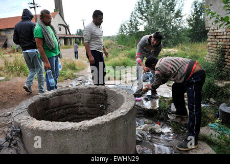 Dutzende von Migranten leben in einer verlassenen Fabrik in der Nähe der Stadt Subotica, Serbien, 25. Juni 2015. Verlassene Gegend mit verfallenen Gebäuden liegt in der Nähe der serbischen ungarische Grenze von Migranten in die EU wohin gehen. (CTK Foto/Jan Koller) Stockfoto