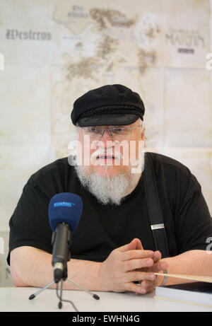 Hamburg, Deutschland. 22. Juni 2015. Fantasy-Autor George R.R. Martin spricht auf einer Pressekonferenz in Hamburg, Deutschland, 22. Juni 2015. Foto: Christian Charisius/Dpa/Alamy Live News Stockfoto