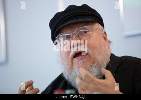 Hamburg, Deutschland. 22. Juni 2015. Fantasy-Autor George R.R. Martin spricht auf einer Pressekonferenz in Hamburg, Deutschland, 22. Juni 2015. Foto: Christian Charisius/Dpa/Alamy Live News Stockfoto