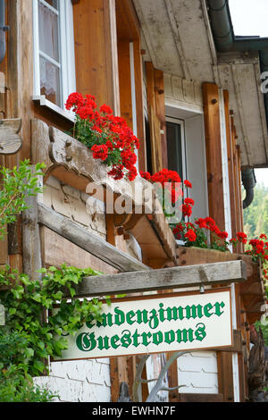 Gast Zimmer Zeichen auf Holzbrett auf einem Gästehaus im Schwarzwald Stockfoto