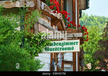 Gast Zimmer Zeichen auf Holzbrett auf einem Gästehaus im Schwarzwald Stockfoto