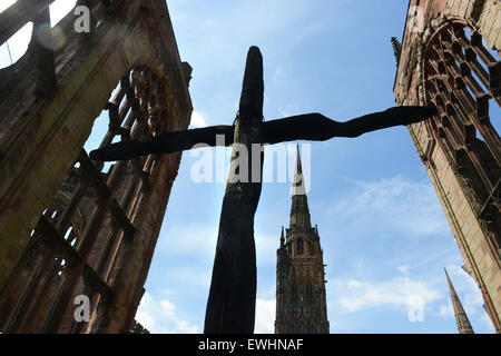 Das alte verkohlt Kreuz in Coventry Cathedral Ruinen, Coventry, West Midlands, England, UK Stockfoto