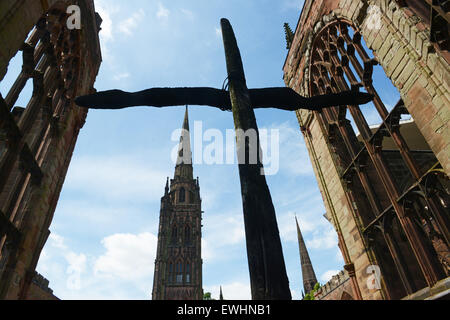 Das alte verkohlt Kreuz in Coventry Cathedral Ruinen, Coventry, West Midlands, England, UK Stockfoto