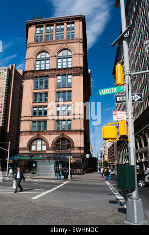 Astor Place im East Village. Im Jahre 1847, leider ging in die Geschichte von der Auseinandersetzung zwischen den Akteuren Edwin Forrest und William Charles Macready als ein Theater gebaut. Charles spielte Macbeth und die Leute gingen auf die Straße zu protestieren heftig in Trifurca, die endete mit Polizei feuert auf die Menge, 18 Menschen getötet. Neben das Theater dieser Ort ist der Treffpunkt der Nachbarschaft, und wo Jugendliche zusammenkommen, um Praxis skateboarding Stockfoto