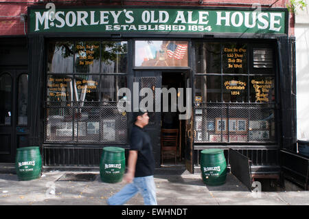 Brauerei McSorleys alten Ale Schlauch im East Village. Mit über 100 Jahren stehen, um echtes Bier wird nach seinem Besitzer, Präsidenten, Bewohner übergeben, Autoren und Diebe und sie haben ihr Getränk angesprochen und haben zur Verfügung gestellt, den Satz auszusprechen "sein schön oder gehen Sie Weg." Arbeitet seit 1854. Diese skurrilen Bar wo sie sich ihr eigenes Bier machen ist ein guter Ort zu stoppen auf dem Weg und genießen einen guten Fisch (7-10 US $), Suppen oder Sandwichs 3,5 US $ 4 US $ begleitet von einer authentischen kaltes Bier. Stockfoto