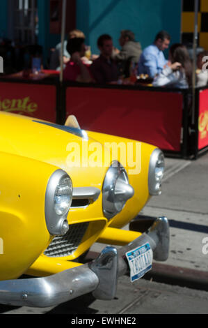 1950 Studebaker yellow Taxi das Caliente Cab mexikanische Restaurant auf Seventh Avenue, Greenwich Village, New York City, USA. Stockfoto