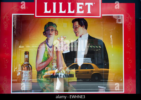 Kina Lillet Werbung in New York City. Ursprüngliche Anzeige aus der 1950er Jahre Werbung LILLET Aperitif Alkohol trinken in New York City. Kina Lillet 1904 Plakat für den französischen Aperitif der Weißwein basierte Stärkungsmittel aus der Gironde Stockfoto