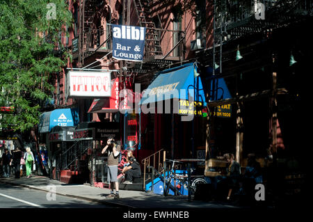 Eines der Tattoo-Studios in Greenwich Village, am Mac Dougal St., Manhattan. Hier gibt es viele Orte, wo eine Tattoo man kann, oder piercing. Wenn du gehst zu machen, stellen Sie sicher, Sie haben die erforderlichen Genehmigungen und die Bedingungen sind Sanitär. Studio Enigma, ist eine der Ketten mit mehr Filialen in Queens und Brooklyn. Eine relativ neue Art der Tätowierung ist ein Stück Metall eingebettet unter der Haut, die sich den Konturen des Metalls anpasst. Für diese Art des Kleidens ist subkutane und müssen durch eine Operation zu gehen, aber es gibt einige, die es im East Village. Stockfoto