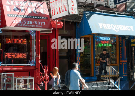 Eines der Tattoo-Studios in Greenwich Village, am Mac Dougal St., Manhattan. Hier gibt es viele Orte, wo eine Tattoo man kann, oder piercing. Wenn du gehst zu machen, stellen Sie sicher, Sie haben die erforderlichen Genehmigungen und die Bedingungen sind Sanitär. Studio Enigma, ist eine der Ketten mit mehr Filialen in Queens und Brooklyn. Eine relativ neue Art der Tätowierung ist ein Stück Metall eingebettet unter der Haut, die sich den Konturen des Metalls anpasst. Für diese Art des Kleidens ist subkutane und müssen durch eine Operation zu gehen, aber es gibt einige, die es im East Village. Stockfoto