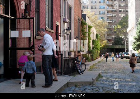 Ein Vater begleitet seine Kinder zur Schule in Greenwich Village, Manhattan, NYC, USA. Kinder nach der Schule, Manhattan, New York City nach Hause gehen. Stockfoto