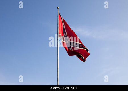 26. Juni 2015 - Trimble, Tennessee, USA - Wellen eine große Confederate Fahne oben Parks Cemetery Ridge Confederate Memorial Plaza in Trimble, Tennessee. (Kredit-Bild: © Raffe Lazarian/ZUMA Wire/ZUMAPRESS.com) Stockfoto