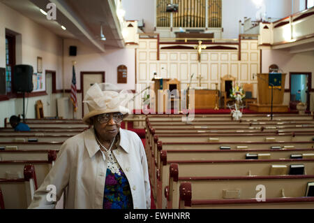 Ein Gemeindemitglied an Masse. Union Congregational Church. 60 138th Street. Tel 212-926-2549. St. Mark der Evangelist katholischen Kirche. 6 Stockfoto