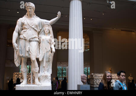 Marmorstatue des Dionysos stützte sich auf einer archaisierenden Frauengestalt. Roman, augusteischen Julio Claudian Periode, 27 bc-Ad 68 Adaptati Stockfoto