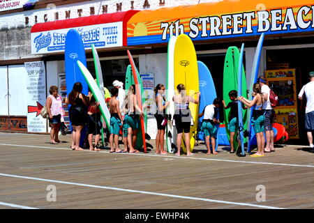 6/25 Ocean City, New Jersey USA Kinder immer bereit für einen Surfkurs an der Uferpromenade auf 6,25 in Ocean City, New Jersey Stockfoto