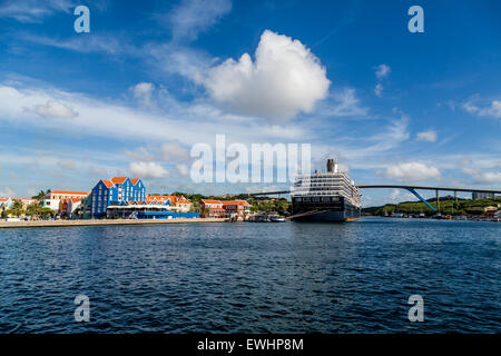 Kreuzfahrtschiff in der bunten Hafen von Curacao angedockt am blauen Meer Stockfoto