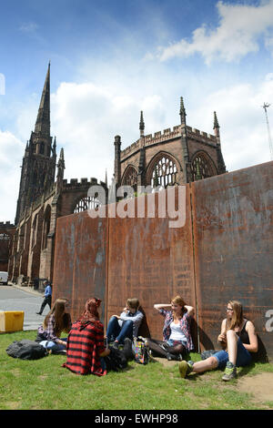 Jugendliche Teenager Jugend Jugendliche Mädchen hängen in Coventry UK 2015 Stockfoto