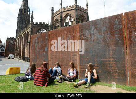 Jugendliche Teenager Jugend Jugendliche Mädchen hängen in Coventry UK 2015 Stockfoto