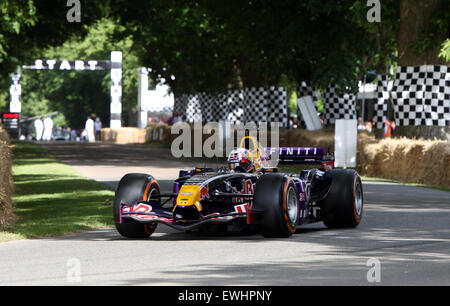 Goodwood, West Sussex, UK. 26. Juni 2015. Red Bull Formel1 Auto verlässt die Startlinie beim Goodwood Festival of Speed, 26. Juni 2015, Goodwood, UK Stockfoto