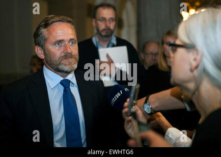 Kopenhagen, Dänemark. 26. Juni 2015. Anders Samuelsen, The Liberal Alliance, im Gespräch mit der Presse vor seinem Abend treffen mit Lars Loekke Rasmussen (Venstre, lesen: TheLiberals) über eine mögliche Koalitionsregierung Credit: OJPHOTOS/Alamy Live News Stockfoto