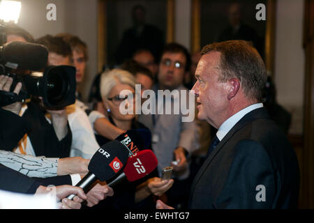 Kopenhagen, Dänemark. 26. Juni 2015. Lars Løkke Rasmussen im Gespräch mit der Presse vor seinem Abend treffen mit den möglichen Koalitionspartner in der Regierung: die dänische People'sParty, die liberale Allianz und der konservativen. Die Unterschiede zwischen den Parteien zu einer Koalition scheint unwahrscheinlich Credit: OJPHOTOS/Alamy Live News Stockfoto