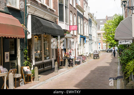 Cafés in einer kleinen Straße in den Haag, Niederlande Stockfoto